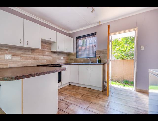 2 BEDROOM TOWNHOUSE RENTED IN HONEYDEW MANOR